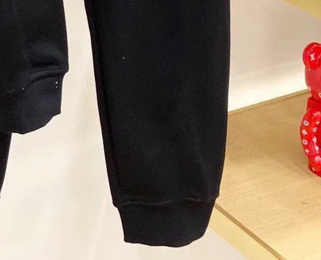 🅿️400 brand [LV Louis Vuitton] (velvet and thickened) 2025 autumn and winter new products, celebrities' favorite fashion-flavored casual suits, clean and neat tailoring, full of urban style. Made of high-quality custom-made fabrics, the lining has excellent thermal insulation effect, feels soft and dry, and the upper body effect is crisp and stylish. The three-dimensional cutting process and the pattern are all of high standards, and the silhouette version has the right benefits! It is not tight at all, and you feel good when you wear it. So many top-quality raw materials create high-end products with unparalleled value. It is the first choice for high-end fashion people. (Size: M-4XL can wear up to 200 pounds)